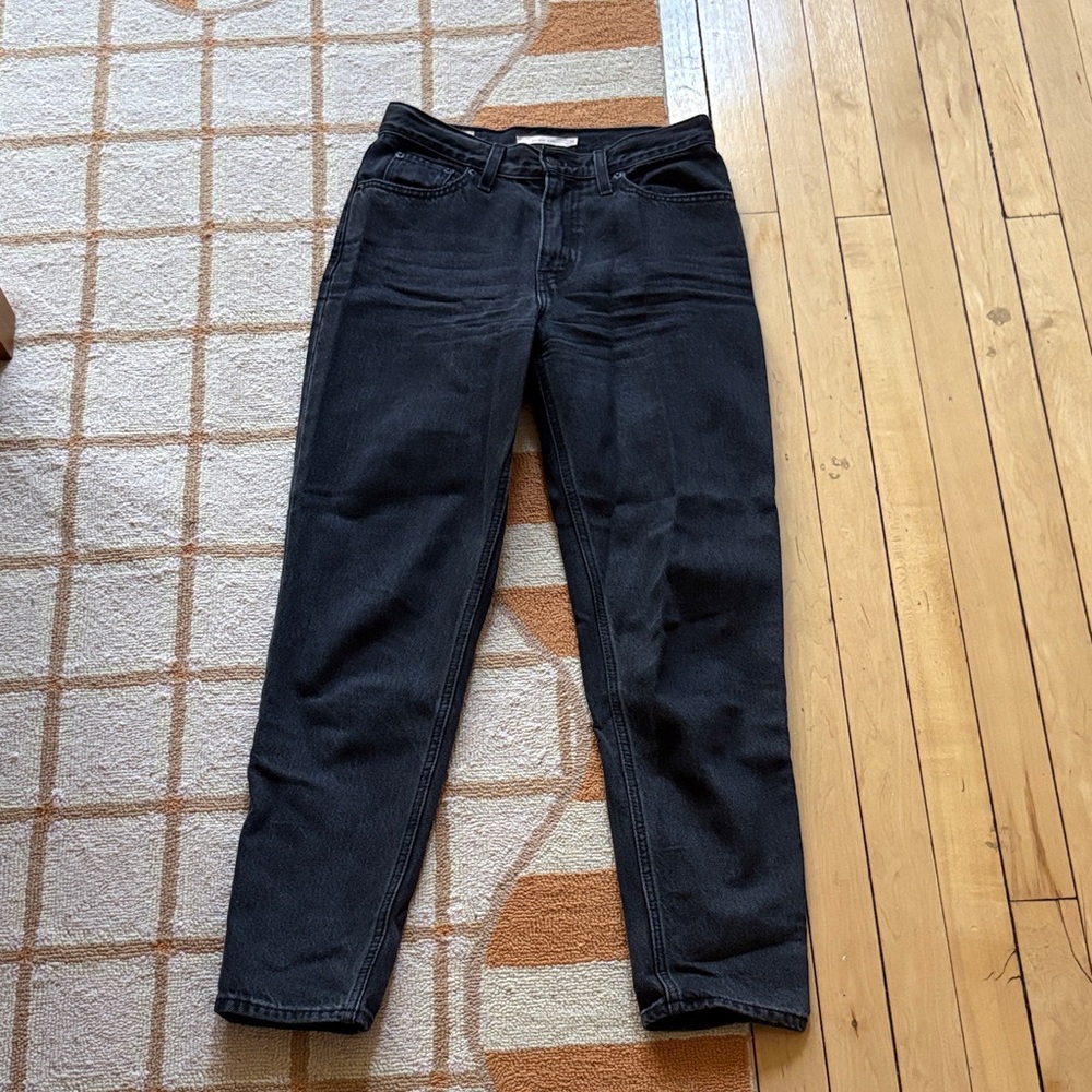 Levi’s black ‘80s mom jeans in size 26